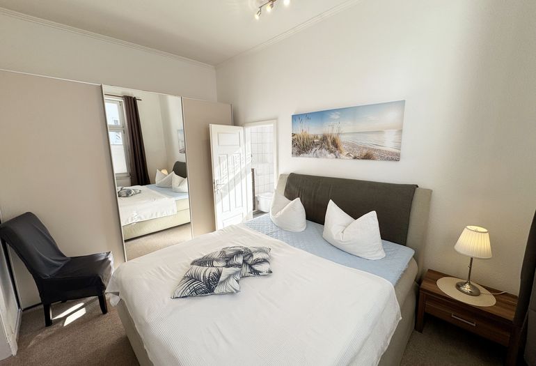2.Schlafzimmer mit Doppelbett und Kleiderschrank