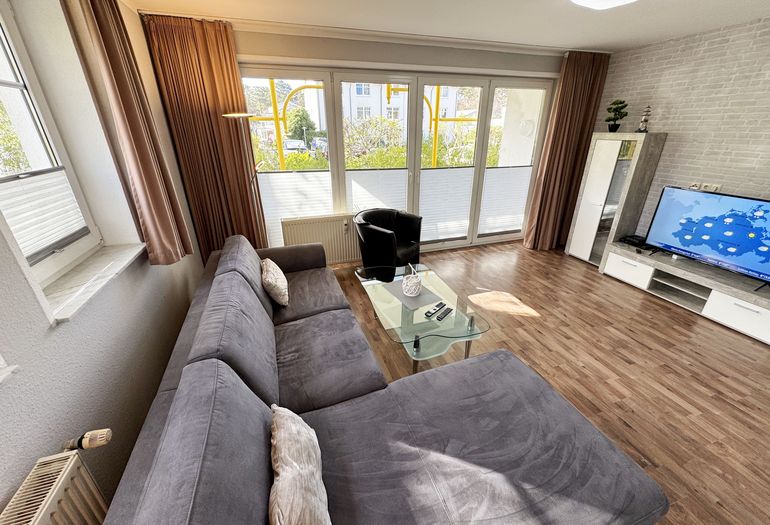 gemütliches Wohnzimmer mit Couch