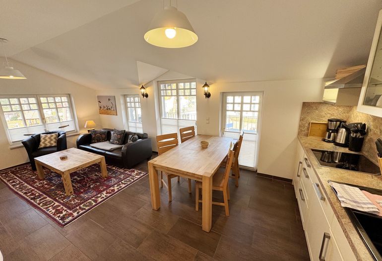 Blick von der Küche in den Wohnbereich