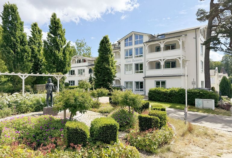 Haus Holstein mit kleinem Park