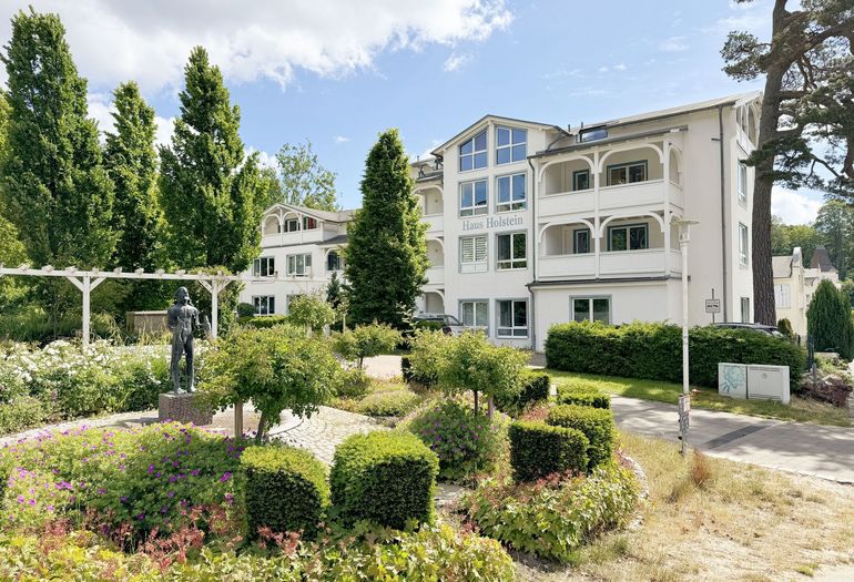 Haus Holstein mit kleinem Park Haus Holstein mit kleinem Park