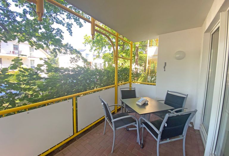 bestuhlter Balkon in ruhiger Lage