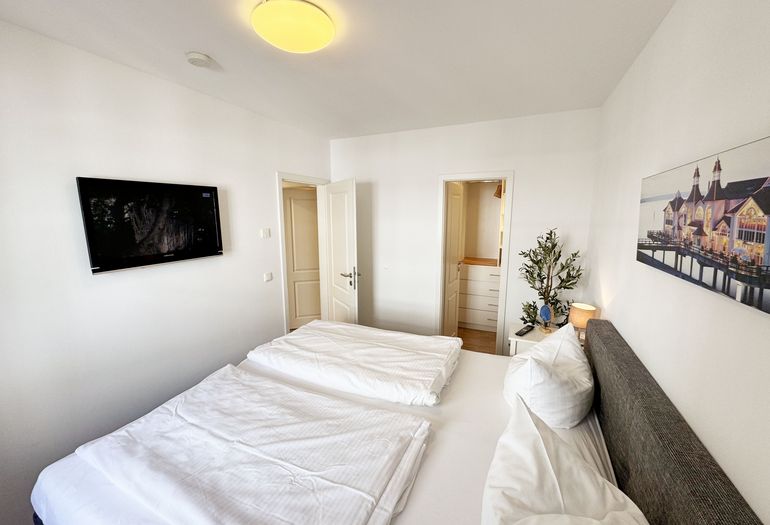 1. Schlafzimmer mit Boxspringbett und Kleiderkammer 1. Schlafzimmer mit Boxspringbett und Kleiderkammer