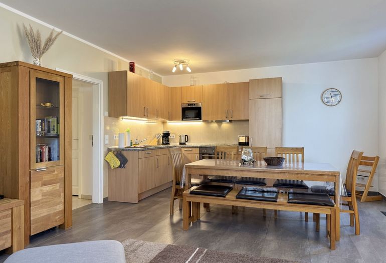 moderne Küchenzeile mit Essbereich