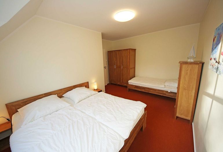 1. Schlafzimmer mit Doppelbett und einem Einzelbett 1. Schlafzimmer mit Doppelbett und einem Einzelbett