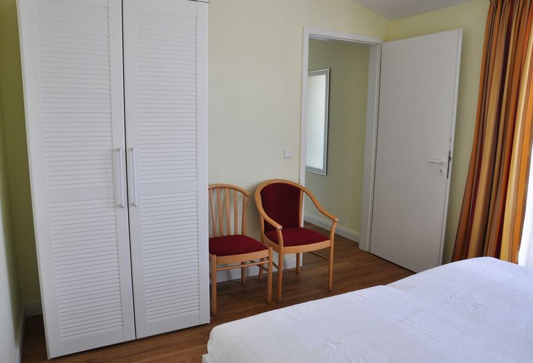 Schlafzimmer mit Kleiderschrank