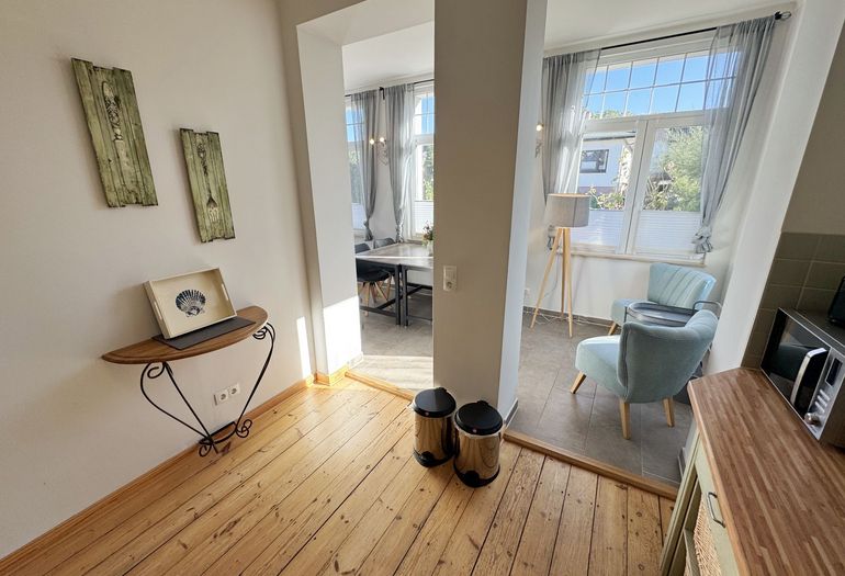 Blick von der Küche in den Essbereich