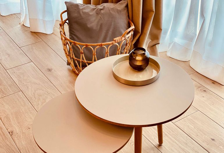 Holztisch im Wohnzimmer