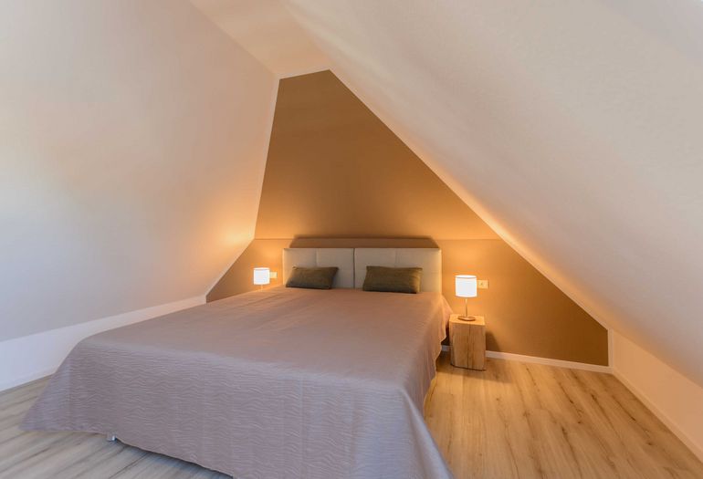 erstes Schlafzimmer mit Doppelbett erstes Schlafzimmer mit Doppelbett