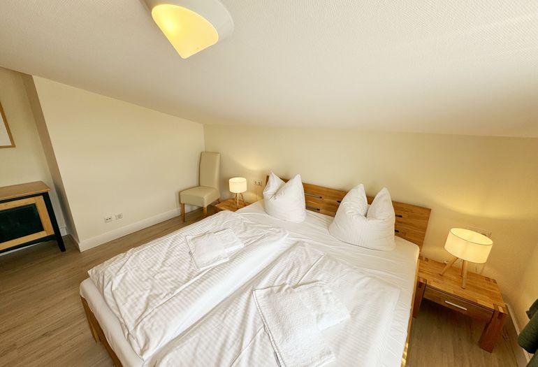 Schlafzimmer mit Doppelbett