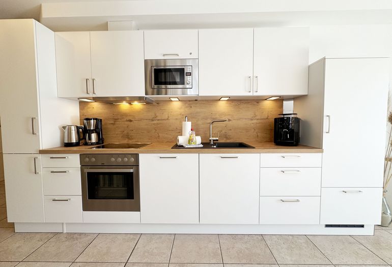 Küchenzeile mit modernen Küchengeräten Küchenzeile mit modernen Küchengeräten