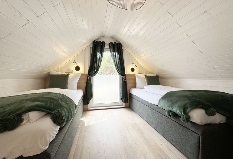 2. Schlafzimmer mit 2 Einzelboxspringbetten