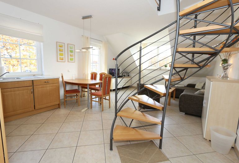Küchenbereich mit Wendeltreppe nach Oben