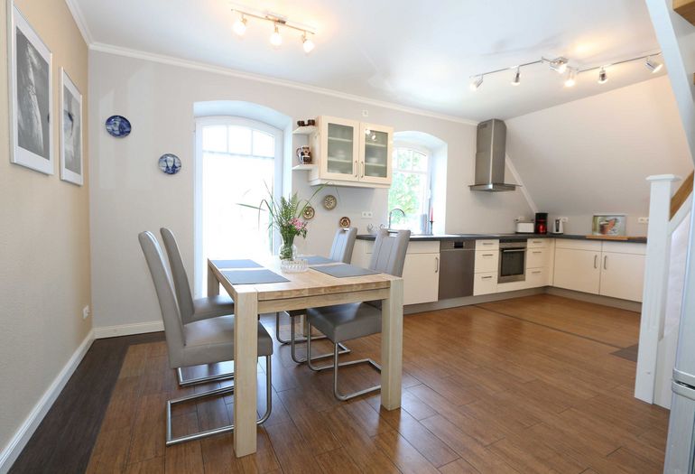 Essbereich mit Küchenfront Essbereich mit Küchenfront