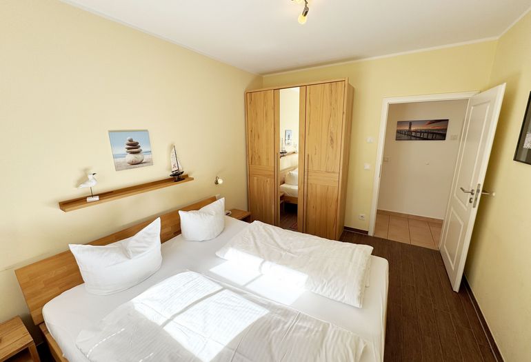 1.Schlafzimmer mit Doppelbett und Kleiderschrank