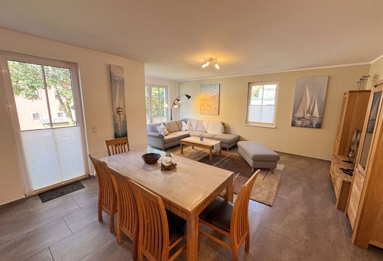 Esstisch mit Stühlen