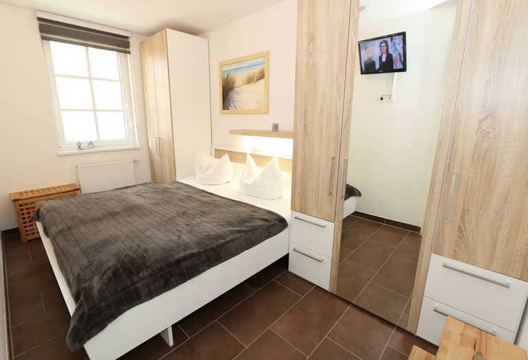 Schlafzimmer mit Doppelbett