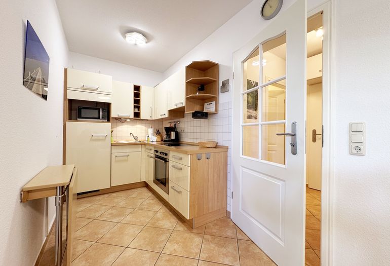 moderne Küchenzeile mit kleinen Küchenhelfern