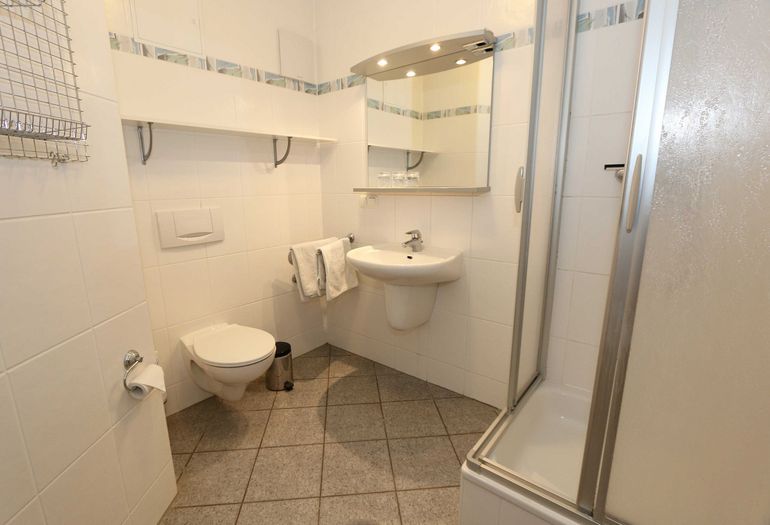 Badezimmer mit Dusche