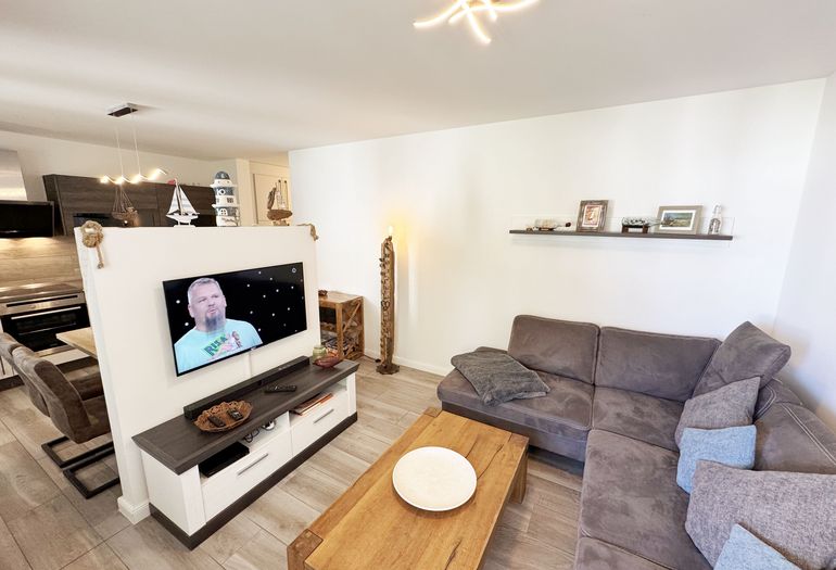 gemütlicher Wohnbereich mit Smart-TV