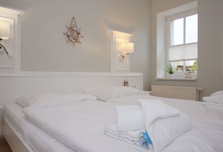 Schlafzimmer mit Doppelbett