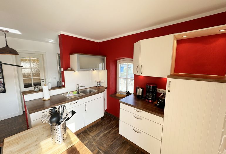 modern und komfortabel ausgestattete Küche lädt zum Kochen ein