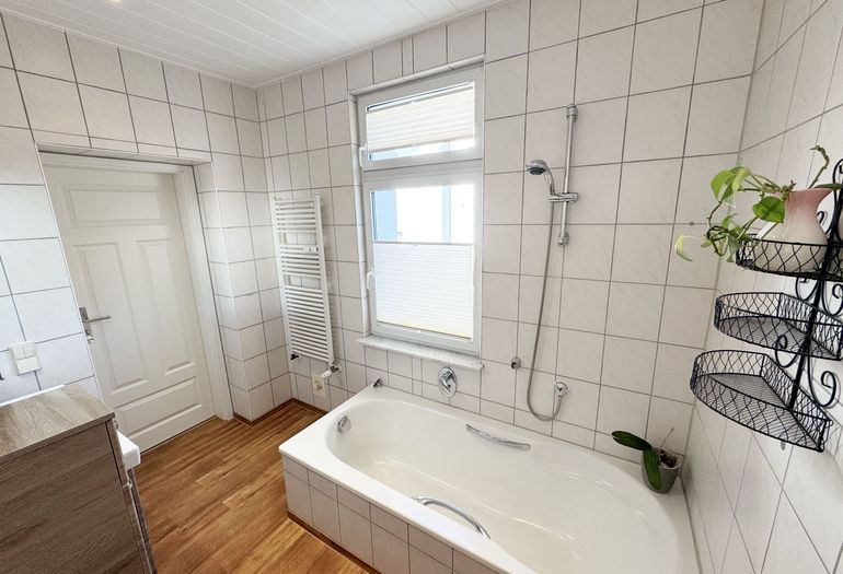 1. Badezimmer mit Badewanne