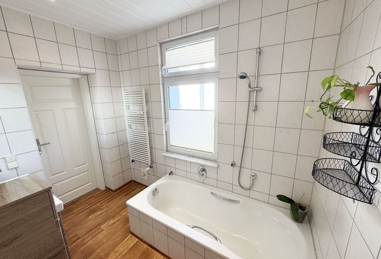 1. Badezimmer mit Badewanne 1. Badezimmer mit Badewanne