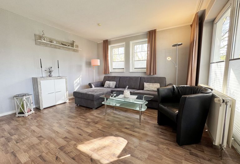 gemütliches Wohnzimmer mit Sideboard