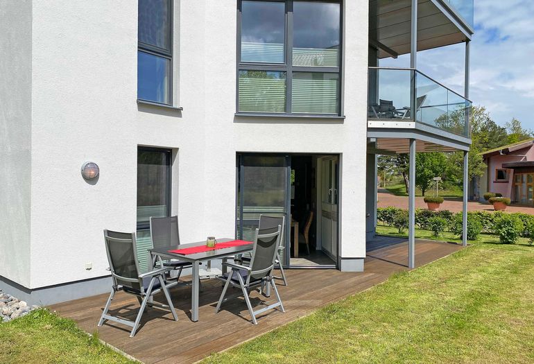 bestuhlte Terrasse mit Blick ins Grüne bestuhlte Terrasse mit Blick ins Grüne
