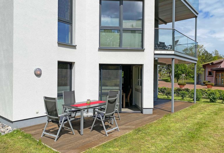 bestuhlte Terrasse mit Blick ins Grüne