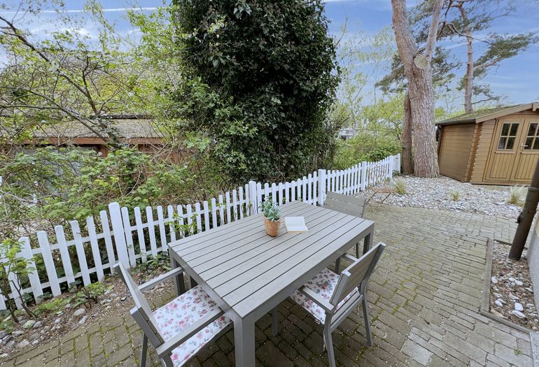 Terrasse mit Blick auf das Grundstück