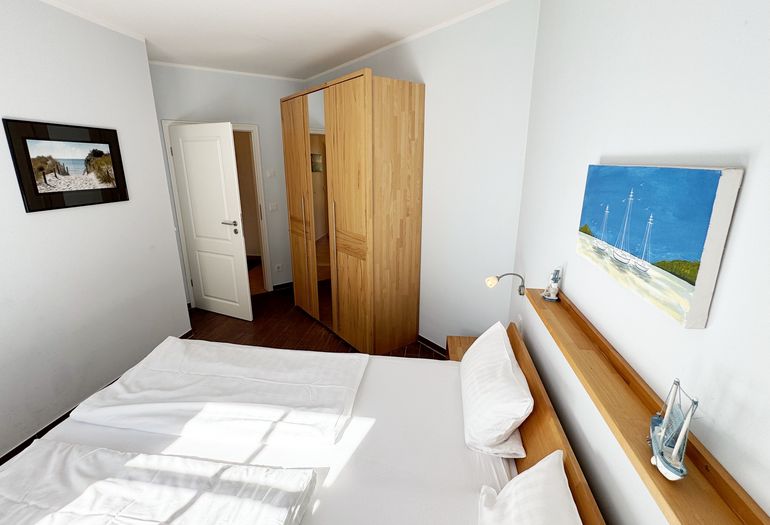 2.Schlafzimmer mit Doppelbett und Kleiderschrank