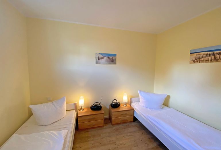 erstes Schlafzimmer mit Einzelbetten und Kleiderschrank erstes Schlafzimmer mit Einzelbetten und Kleiderschrank