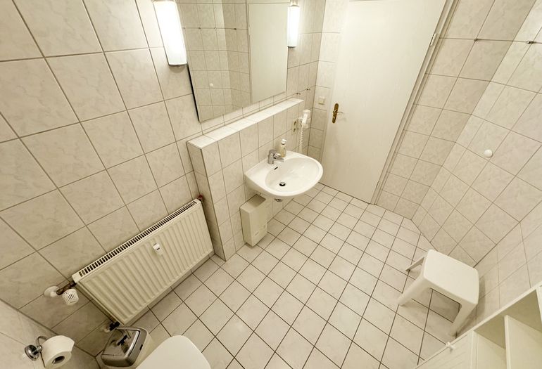 Badezimmer mit Dusche, WC und Waschbecken