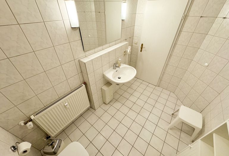 Badezimmer mit Dusche, WC und Waschbecken