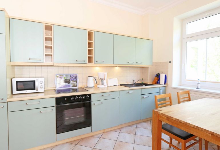 Helle Küche mit Backofen Helle Küche mit Backofen