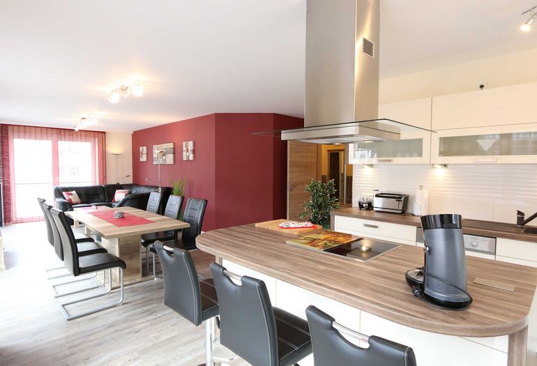 Kochinsel mit Sitzgelegenheit