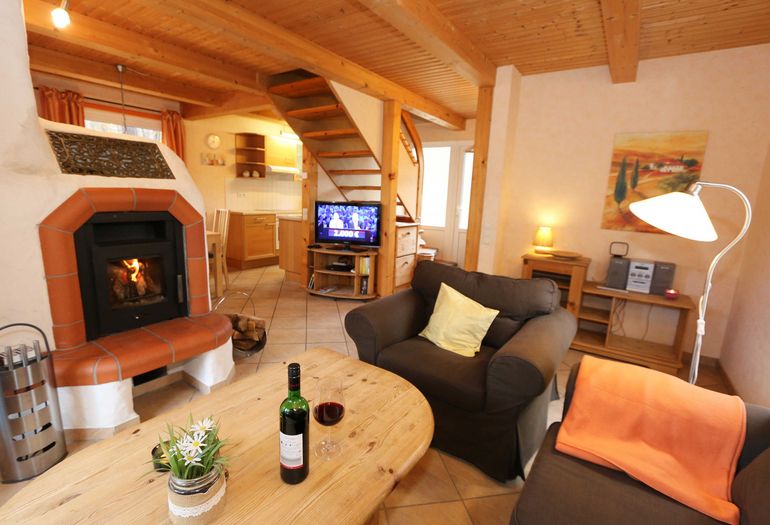 Wohnbereich mit Kamin und TV