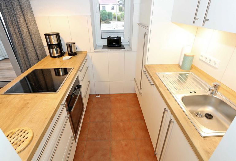 moderne Küchenzeile mit allen was benötigt wird