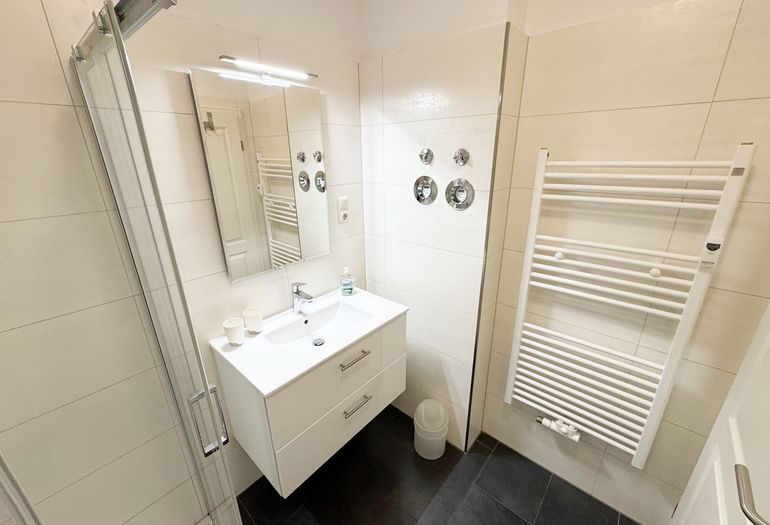 Bad mit Dusche und WC
