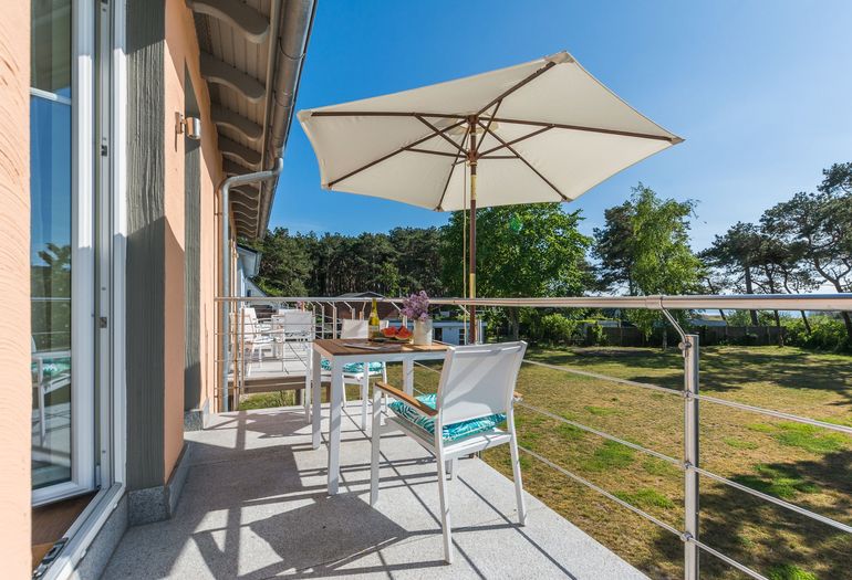 bestuhlter Balkon in ruhiger Lage