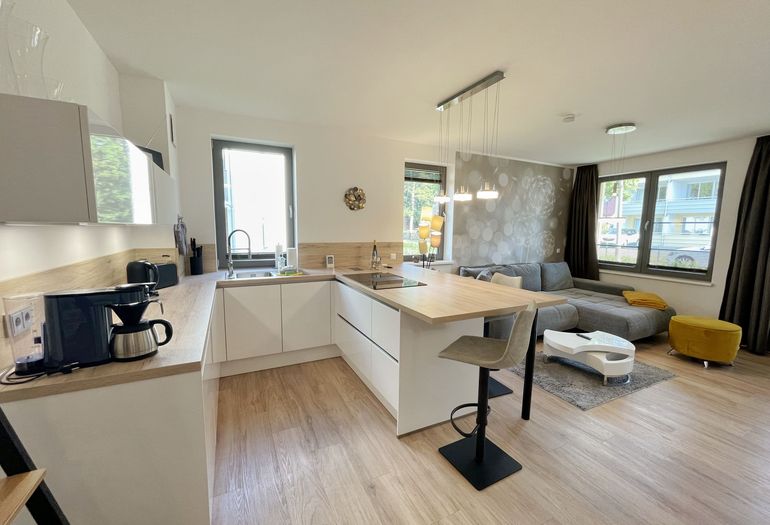 Küchenbereich mit Bartresen zum gemeinsamen Essen