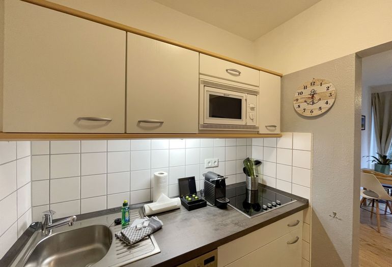 Küchenzeile mit Mikrowelle