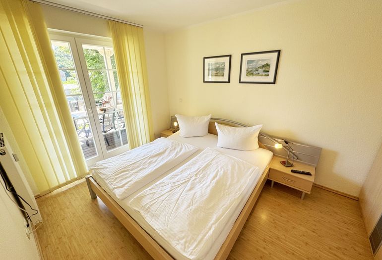 Schlafzimmer mit Doppelbett