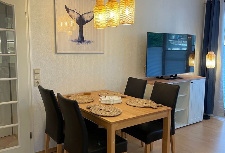 Esstisch mit Stühlen