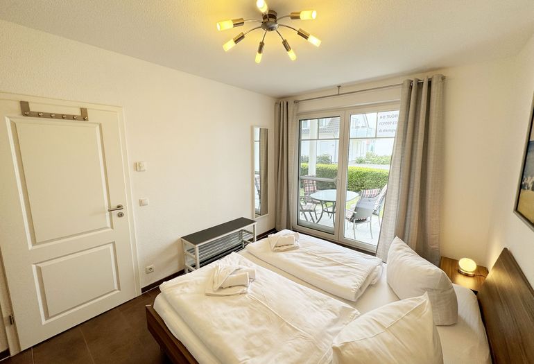 Schlafzimmer mit Zugang zur Terrasse
