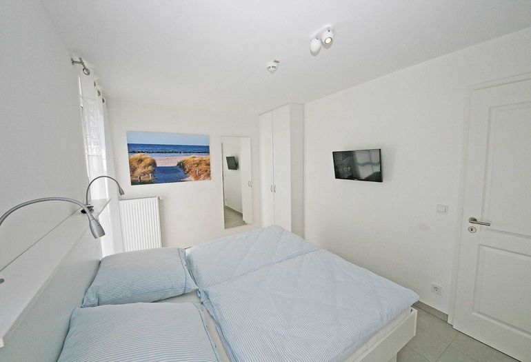 1. Schlafzimmer mit TV