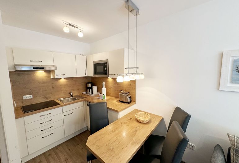 Küchenzeile mit angrenzenden Essplatz Küchenzeile mit angrenzenden Essplatz