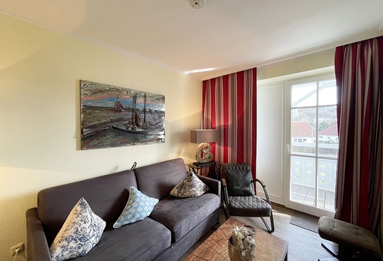 Wohnbereich mit gemütlichem Sofa